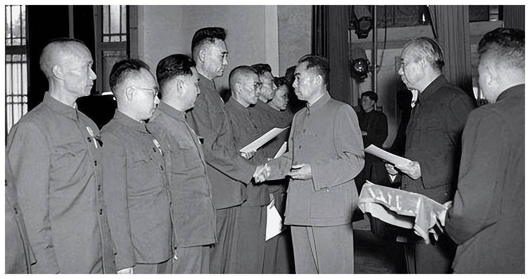 1953年，贺老总慰问志愿军将士时说：我将被中央授予元帅军衔
