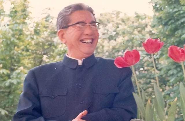 乔冠华去世，中央发布40字的讣告，他的妻子为何说活不下去